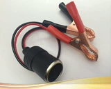 Заводская машина, полная линий зажима крокодила с крокодиловыми сигаретами, заряжающуюся матерью -сиденья, зарядка матерью с зажимом