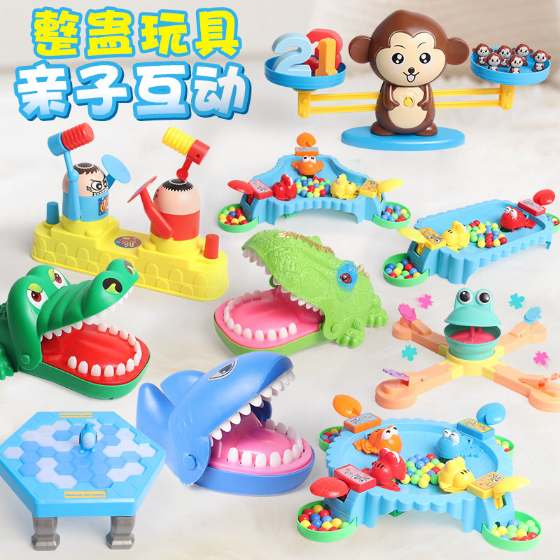 Shivering with the same toy plucking bite The crocodile bites the finger shark evil by the teeth, and the whole person decompresses the decompressor.