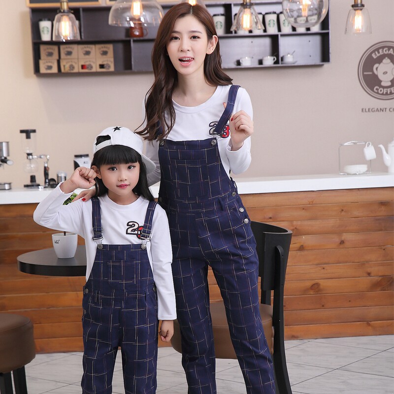 Parent-child wear 2022 new spring and autumn clothes trendy mother and daughter mother and child long-sleeved T-shirt plaid overalls two-piece winter suit