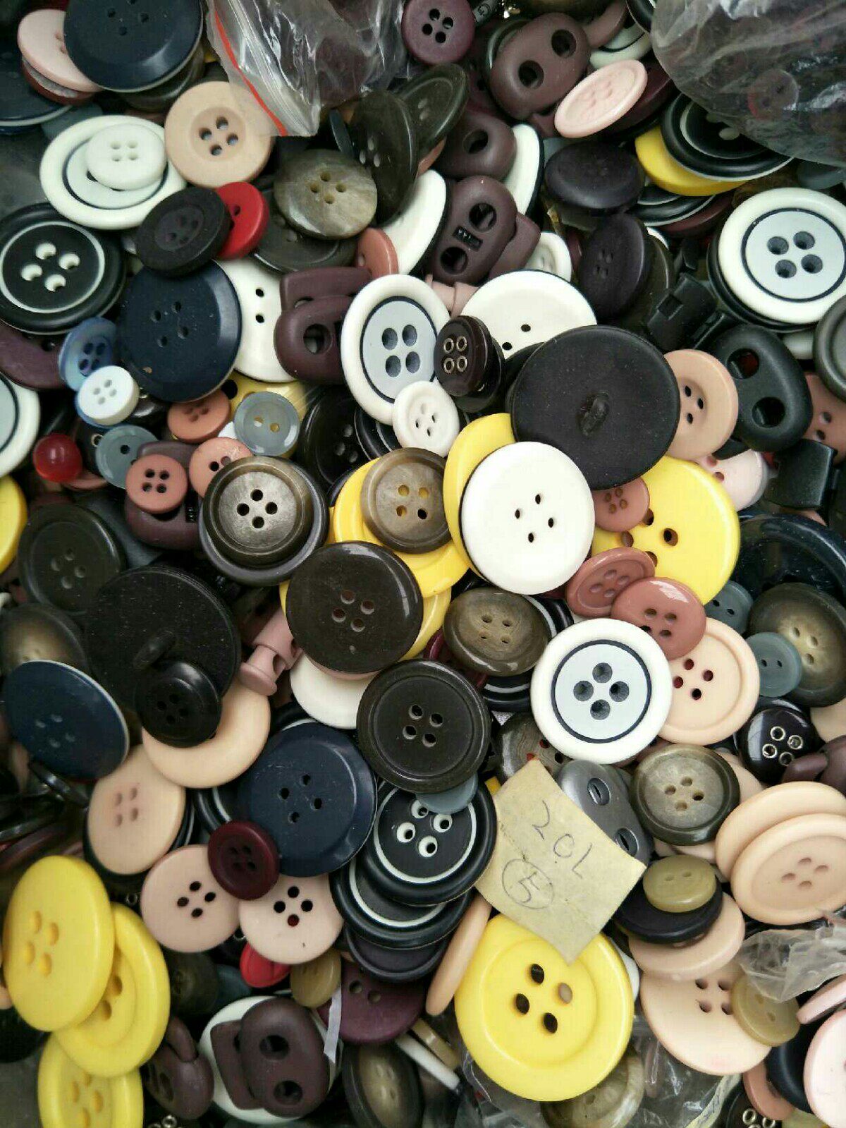 Weighing miscellaneous buttons, handmade buttons, shirt buttons, coat buttons 500g, mostly dark colors, mixed sizes, not picky