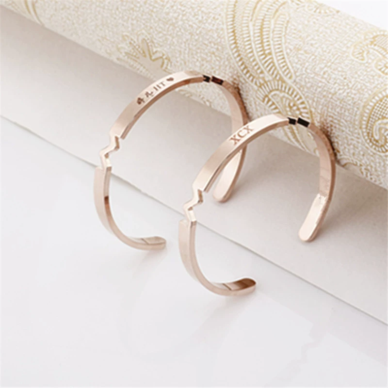 Vòng tay chữ cái tùy chỉnh vòng tay nữ phiên bản Hàn Quốc của bạn gái đơn giản quà sinh nhật sinh viên vòng tay vàng hồng - Vòng đeo tay Cuff