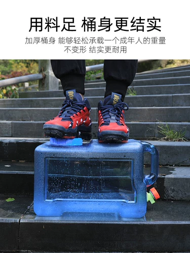 探险者 На открытом воздухе хранилище дома для домашнего хранения воды.