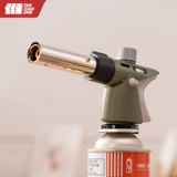 Исследователи опрыскивают газовую банку с домашней карточкой Robbish, чтобы запустить огнестрельное пламя для выпечки для выпечки для выпечки с пистолетом для волос на гриле на гриле.