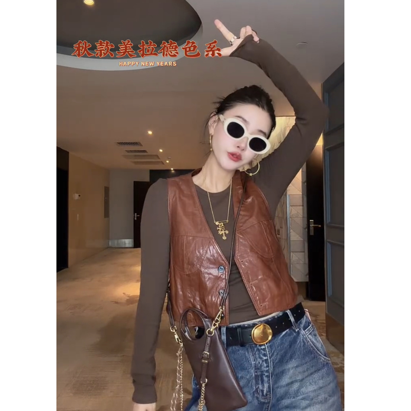 New Style Explosion-Pattern Protein Leather Pu V-Neck Single-Breasted Vest for Women, Short Sleeveless Versatile Outerwear for Early Autumn New Style Explosion-Pattern Protein Leather Pu V-Neck Single-Breasted Vest for Women, Short Sleeveless Versatile Outerwear for Early Autumn