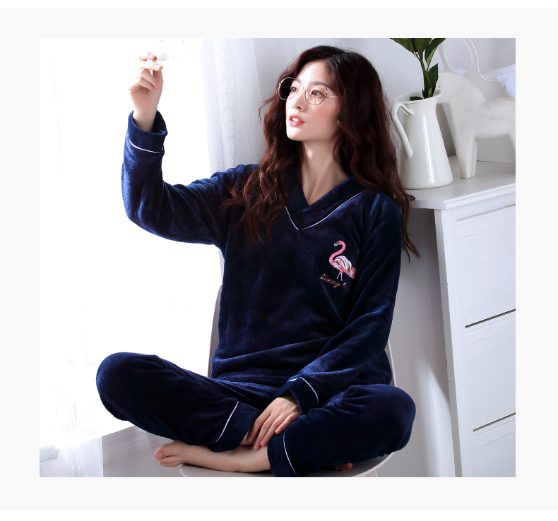 Đồ ngủ nhung san hô nữ mùa đông cổ chữ V dày mùa thu và mùa đông nữ Hàn Quốc dễ thương thêu flannel nhà dịch vụ phù hợp quần áo ngủ cao cấp