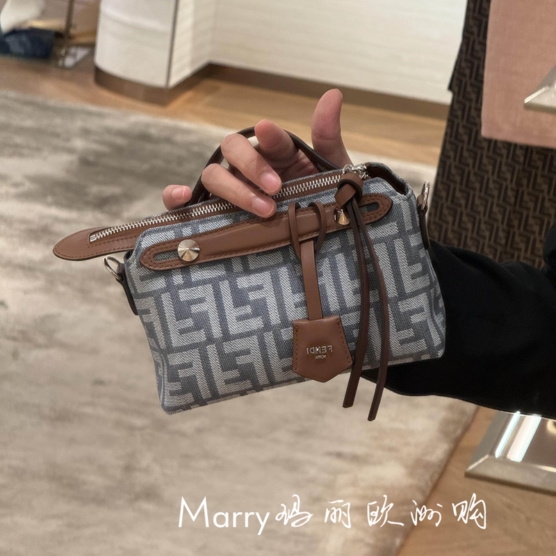 Authentic Fendi Women's Bag Bytheway Series Soft Logo Print Contrasting Color Shoulder Crossbody Handbag Authentic Fendi Women's Bag Bytheway Series Soft Logo Print Contrasting Color Shoulder Crossbody Handbag