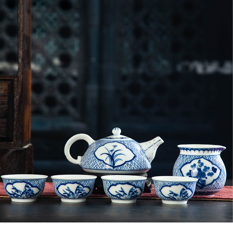 The Was a complete set of kung fu tea set jingdezhen blue and white hand - made ceramic teapot teacup suit household fair keller