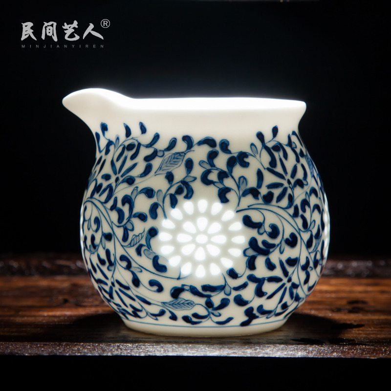 Kung fu tea and a cup of hand - made of porcelain jingdezhen ceramics fair exquisite and a cup of tea by hand cup in hand