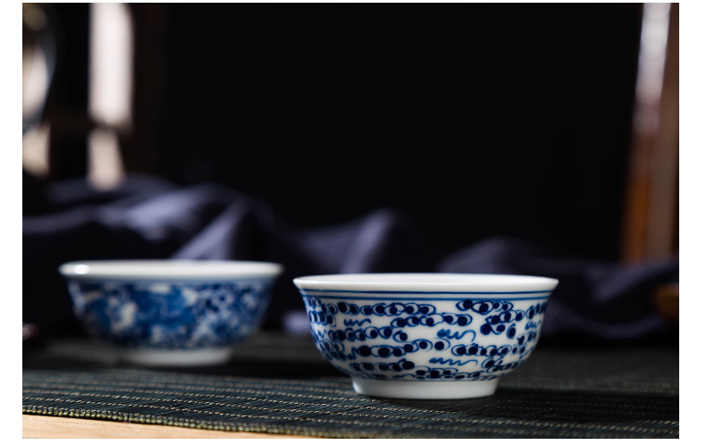 Jingdezhen ceramic sample tea cup hand - made kung fu of blue and white porcelain teacup personal single cup cup master cup small bowl