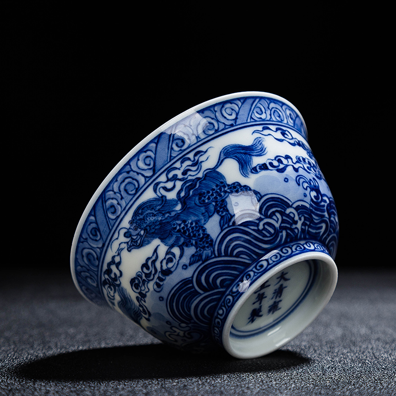 Jingdezhen ceramic masters cup hand - made sample tea cup individual cup of kung fu tea heavy industry small bowl of blue and white porcelain cup