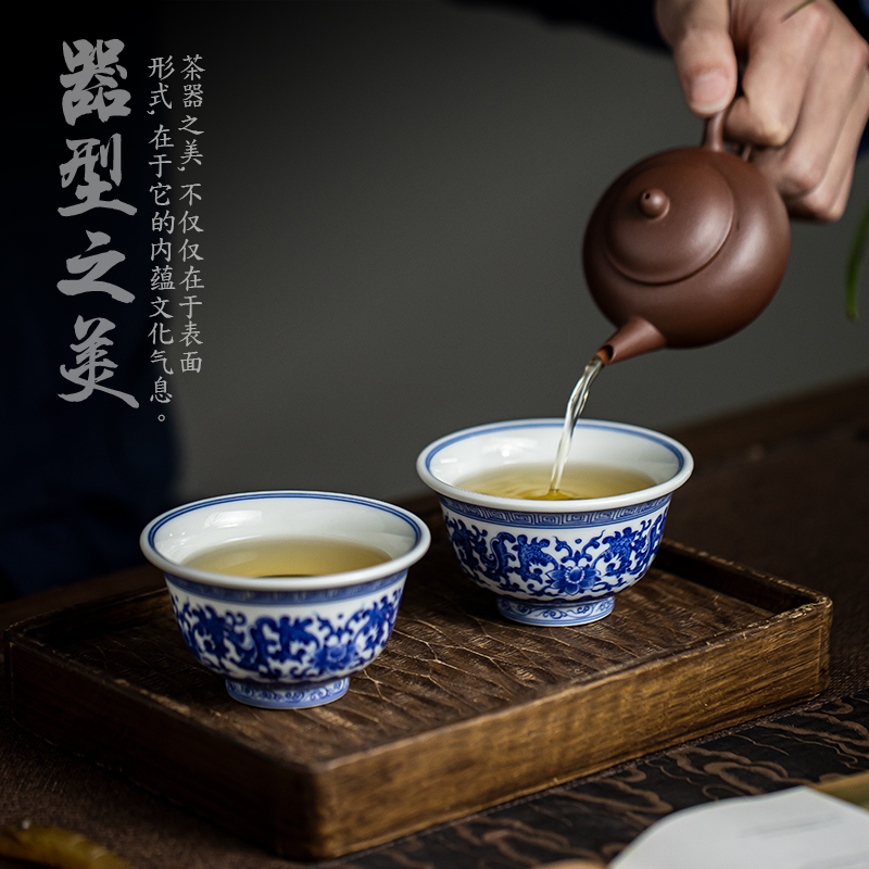 Blue and white pure manual master cup yongle bound lotus flower peony pressure hand cup single CPU jingdezhen kung fu tea bowl