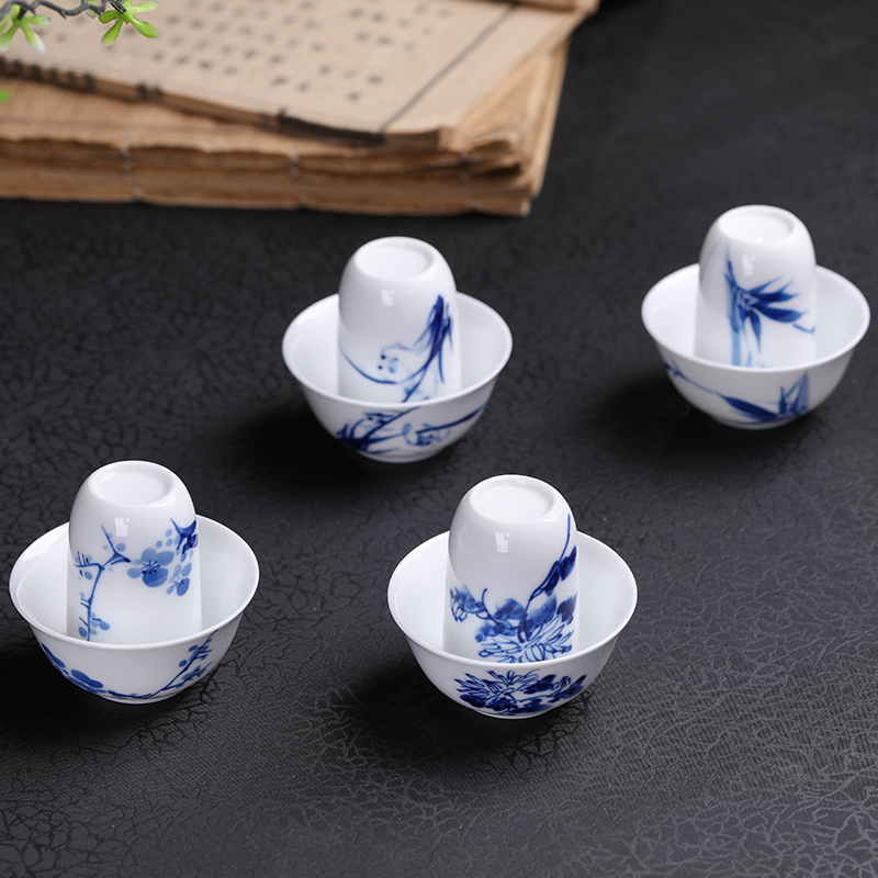 Jingdezhen ceramic fragrance - smelling cup hand - made kung fu tea smelling tea tea flower sijunzi sample tea cup in use