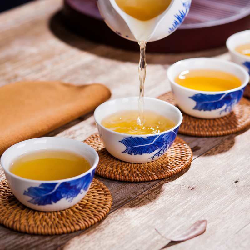 Jingdezhen ceramic kung fu tea set suit household white porcelain blue and white tea teapot teacup of a complete set of hand by hand