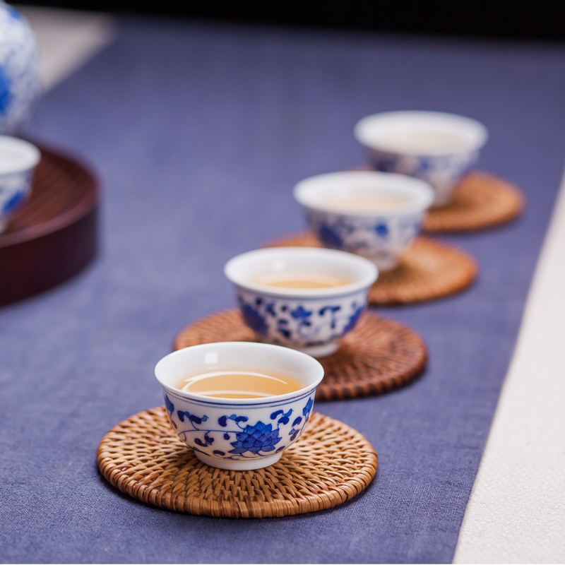 Jingdezhen ceramic kung fu tea set hand - made of blue and white porcelain teapot manual teapot teacup tea set