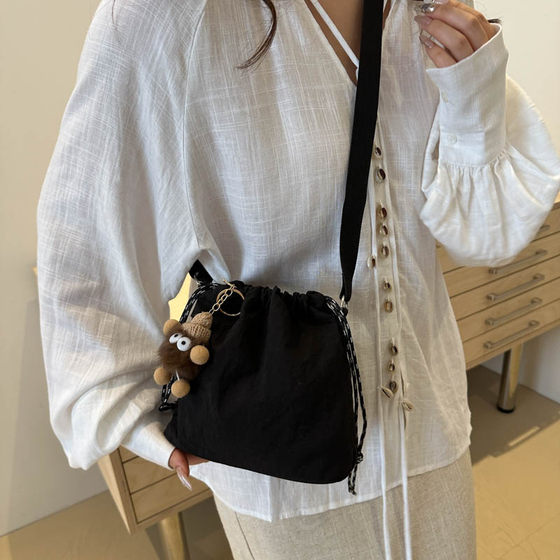 夏季运动健身小包包女2025新款韩版简约斜挎包休闲百搭单肩水桶包