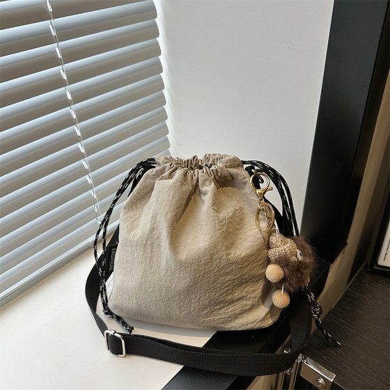 夏季运动健身小包包女2025新款韩版简约斜挎包休闲百搭单肩水桶包