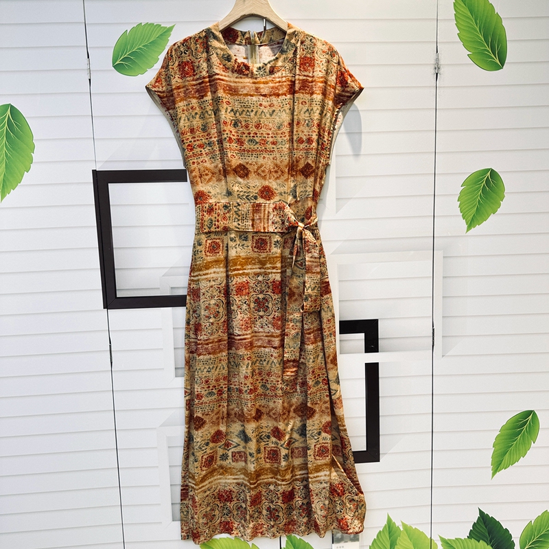 Yifeite Jy8882 French Retro Style Printed Dress with Short Sleeves, Round Neck, Tie Waist, Slimming Long Dress with an Elegant Look