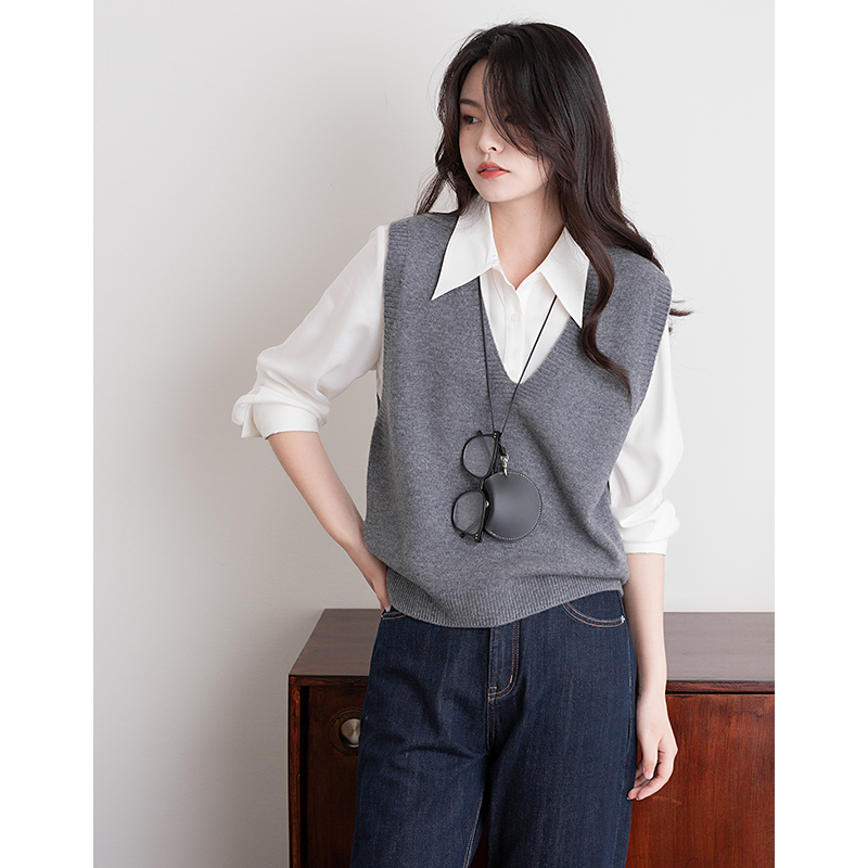 100% Wool V-Neck Loose Slimming Vest for Women, Early Autumn Thin Style, Versatile for Commuting, Layering Knit Vest 100% Wool V-Neck Loose Slimming Vest for Women, Early Autumn Thin Style, Versatile for Commuting, Layering Knit Vest