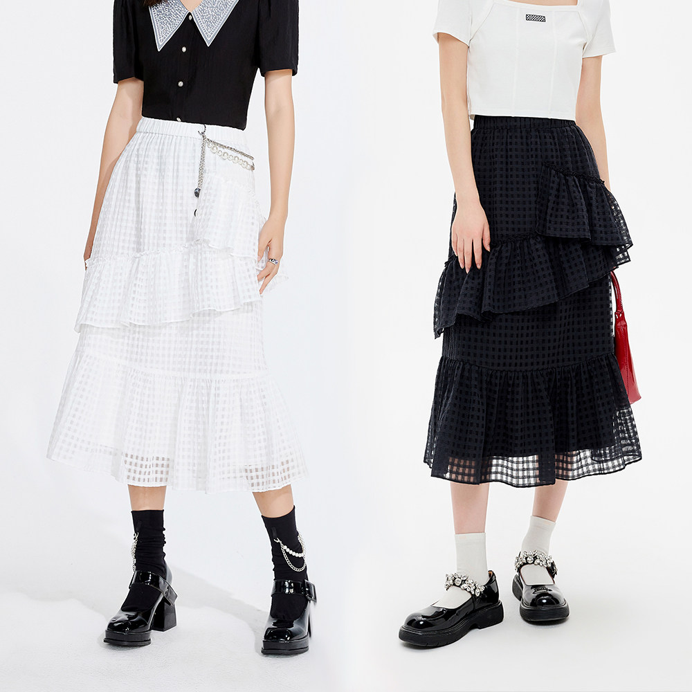 A cake skirt is designed by a thin leaf