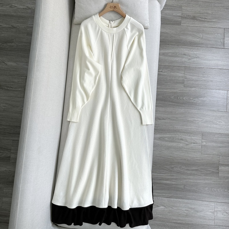 British Style Luxury Cut-Label Knit Dress with Round Neck, Slimming Effect, Color-Blocking, Long Sleeves, and a Stylish Design for Women