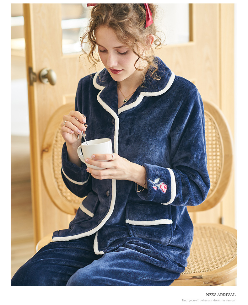 Mùa thu hươu phục vụ nhà phù hợp với nữ san hô nhung dài tay áo len mùa đông dày flannel thêu rắn màu đồ ngủ giản dị bộ đồ thể thao nữ