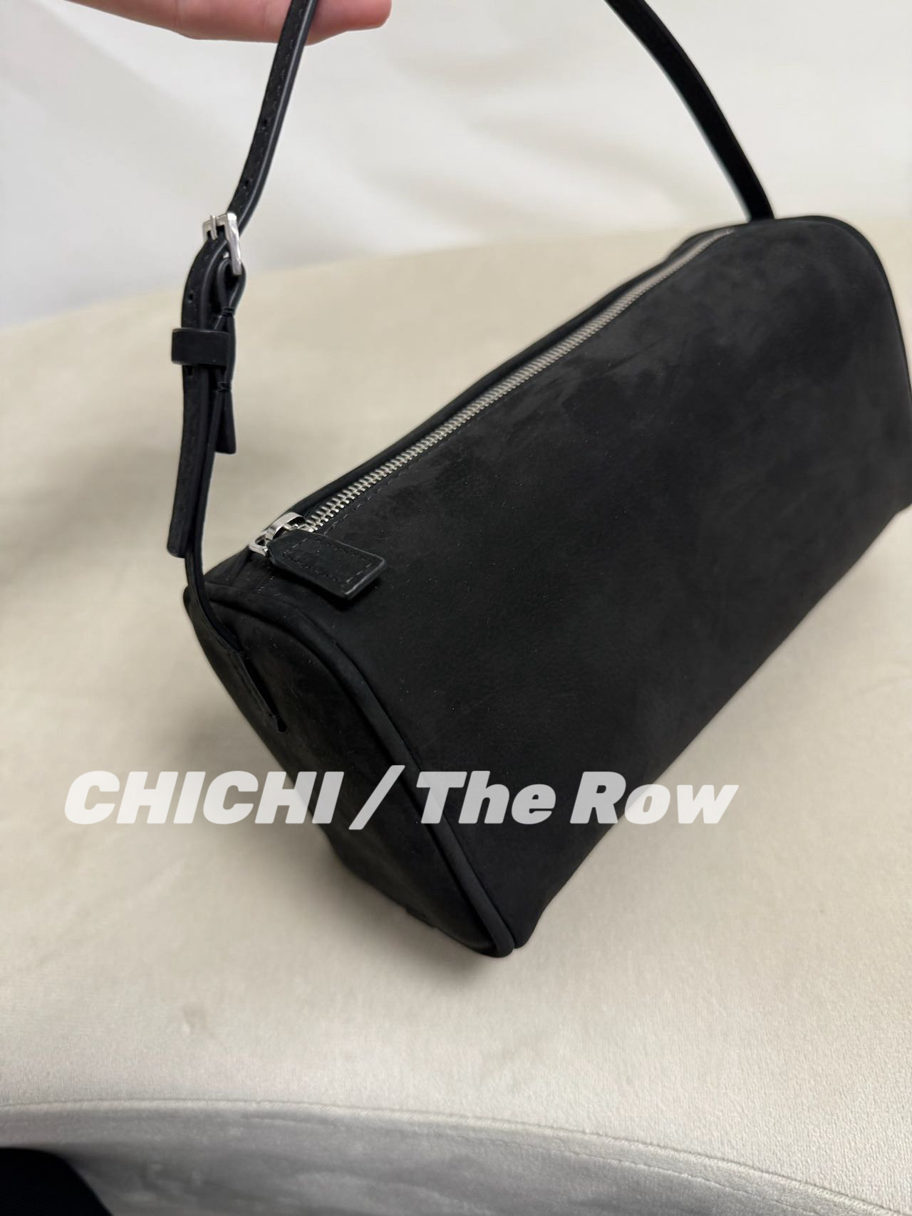 Клатч 【现货】chi｜the row 90s笔袋包黑色麂皮笔筒手提单肩手拿小方包