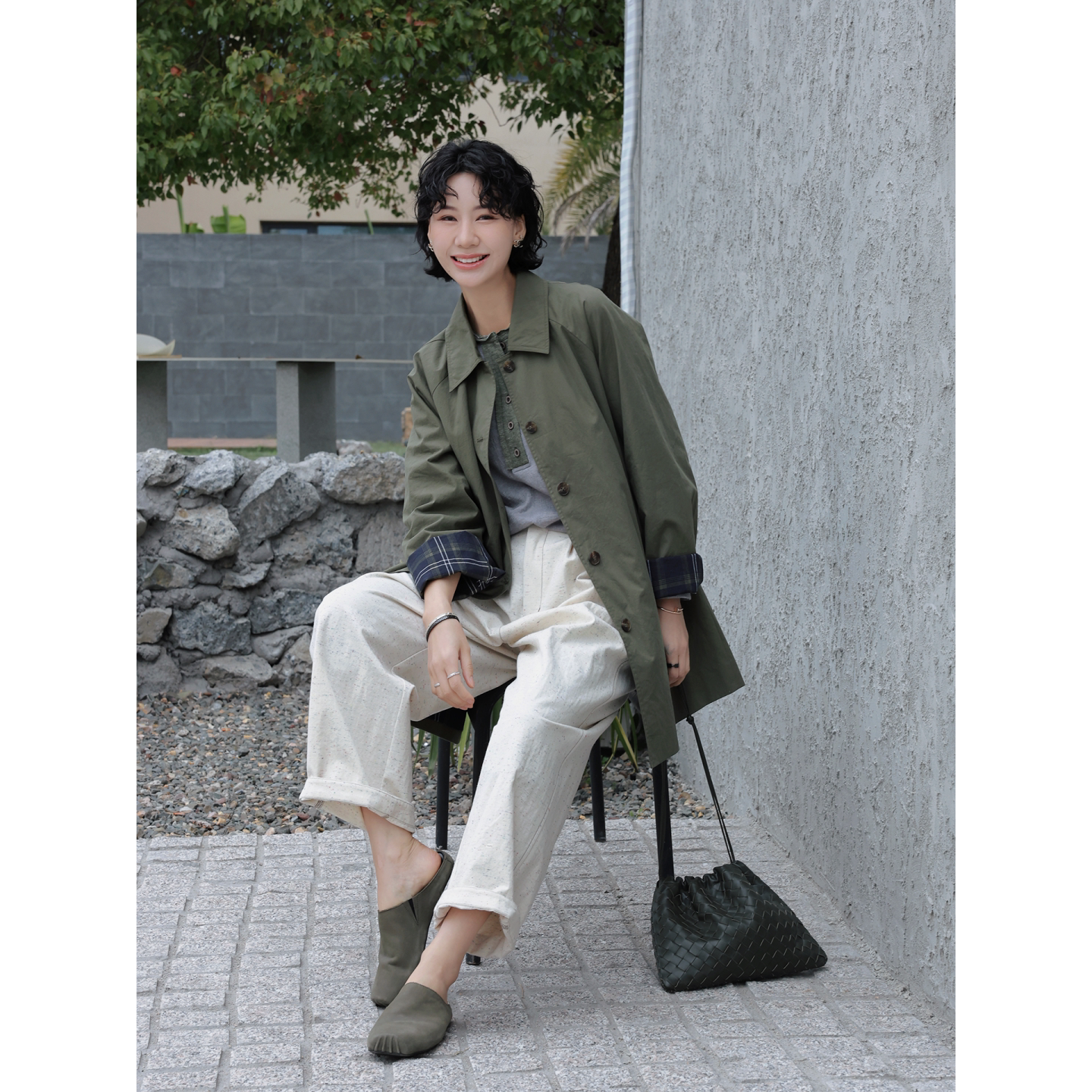 TTデザイナーズ「森に酔いしれる」レイジースタイル ミリタリーグリーン襟付きコート（レディース）、春物ラグランスリーブミドル丈トレンチコート