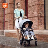 Хорошая детская детская корзина может лежать на детской машине высокий ландшафт.