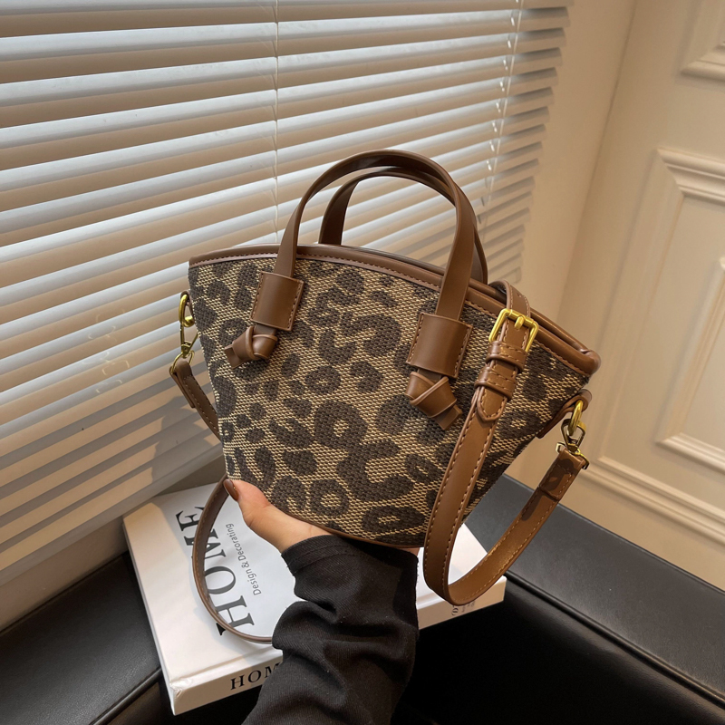 Niche 2026 New Fashion Woven Tote Bag, Simple and Versatile Crossbody Bag, Popular Handbag, Market Basket, Bucket Bag Niche 2026 New Fashion Woven Tote Bag, Simple and Versatile Crossbody Bag, Popular Handbag, Market Basket, Bucket Bag