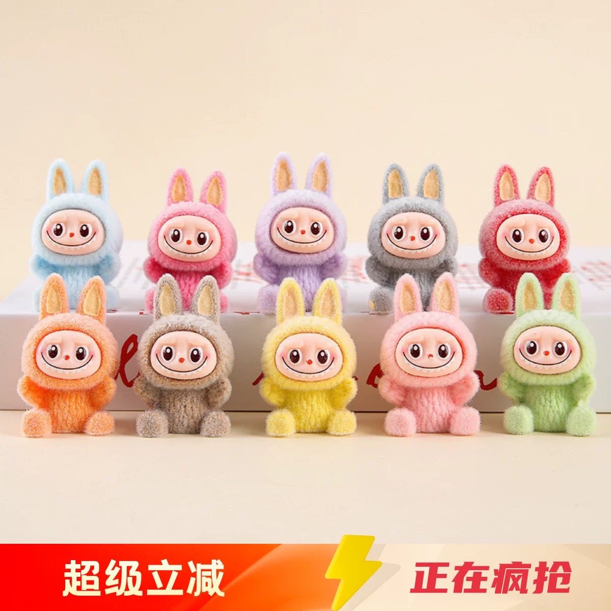 かわいい漫画風のカラフルなフロッキー加工のブブケーキデコレーション、座っているブブの子供の誕生日デザートテーブルデコレーション