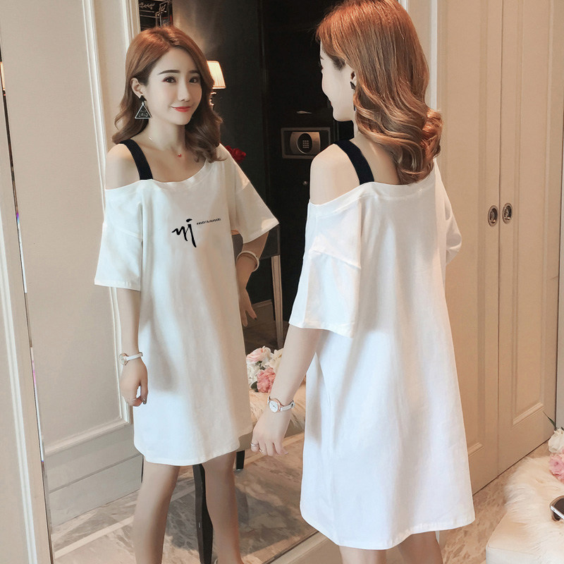 オフショルダーのドレス。小柄な女性向けの新しいサマースタイル。ゆったりとしたフィット感で、スリムに見せてくれます。半袖で、セクシーなミディ丈スカートです。