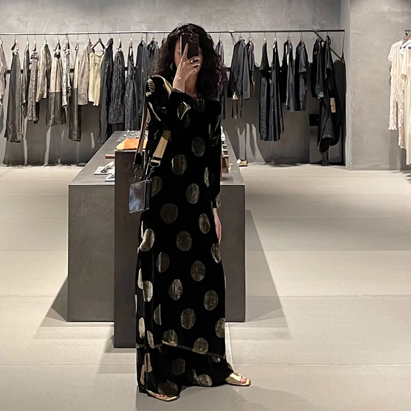Elegant retro black autumn dress, long skirt, french style, flowered, loose fit, hip-accented