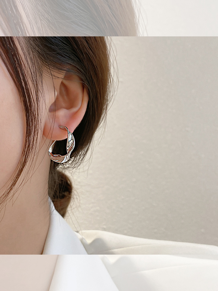 Twisted earrings high-end unique design sense earrings 2021 new trendy silver earrings female Korean texture earrings