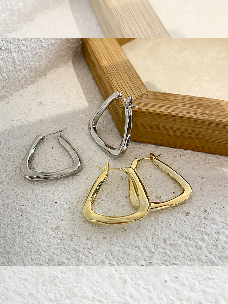 Geometric twisted metal triangle earrings 2021 new trendy cold wind earrings Korean temperament net red earrings women