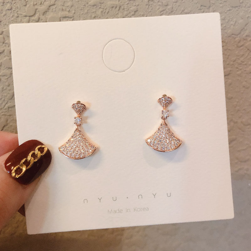 Advanced feel earrings French-style net red name Yuanyuan 2021 New wave extravaganza with full drill fan-shaped ear pin