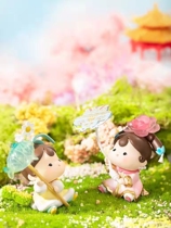 The Palace is full of illiterate box girls tide playing with the doll toy of the doll toy