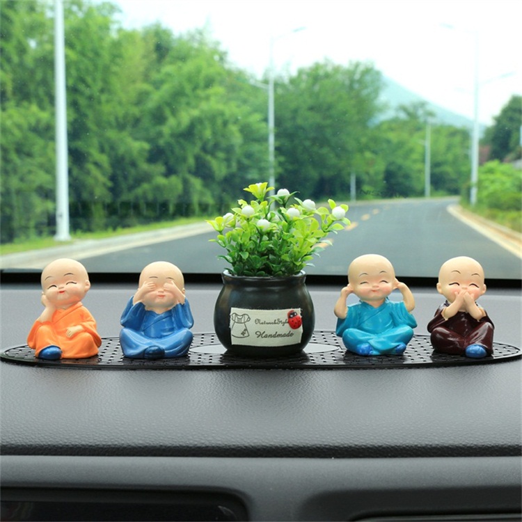 Xe trang sức trang trí bốn không nhỏ tu sĩ sáng tạo xe nước hoa trung tâm điều khiển sửa đổi cung cấp xe trang trí xe đồ trang trí trong xe ô tô