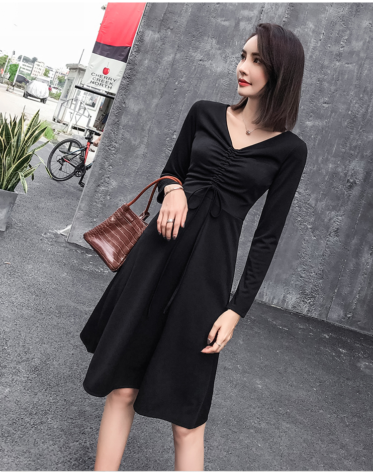 Tim máy váy thiết kế cảm giác mùa thu 2018 mới dài tay áo một từ V-Cổ eo slim tình yêu đầu tiên váy váy cổ điển đầm xòe tuổi trung niên