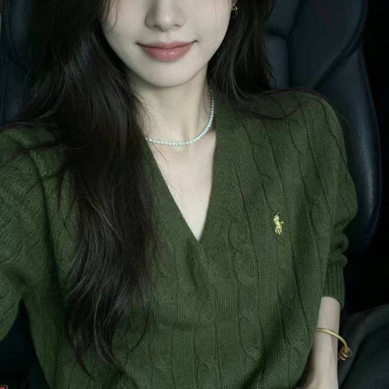 American-Style V-Neck Green Cable-Knit Long-Sleeve Sweater for Women, Loose Design, Versatile Knit Top for Autumn and Winter