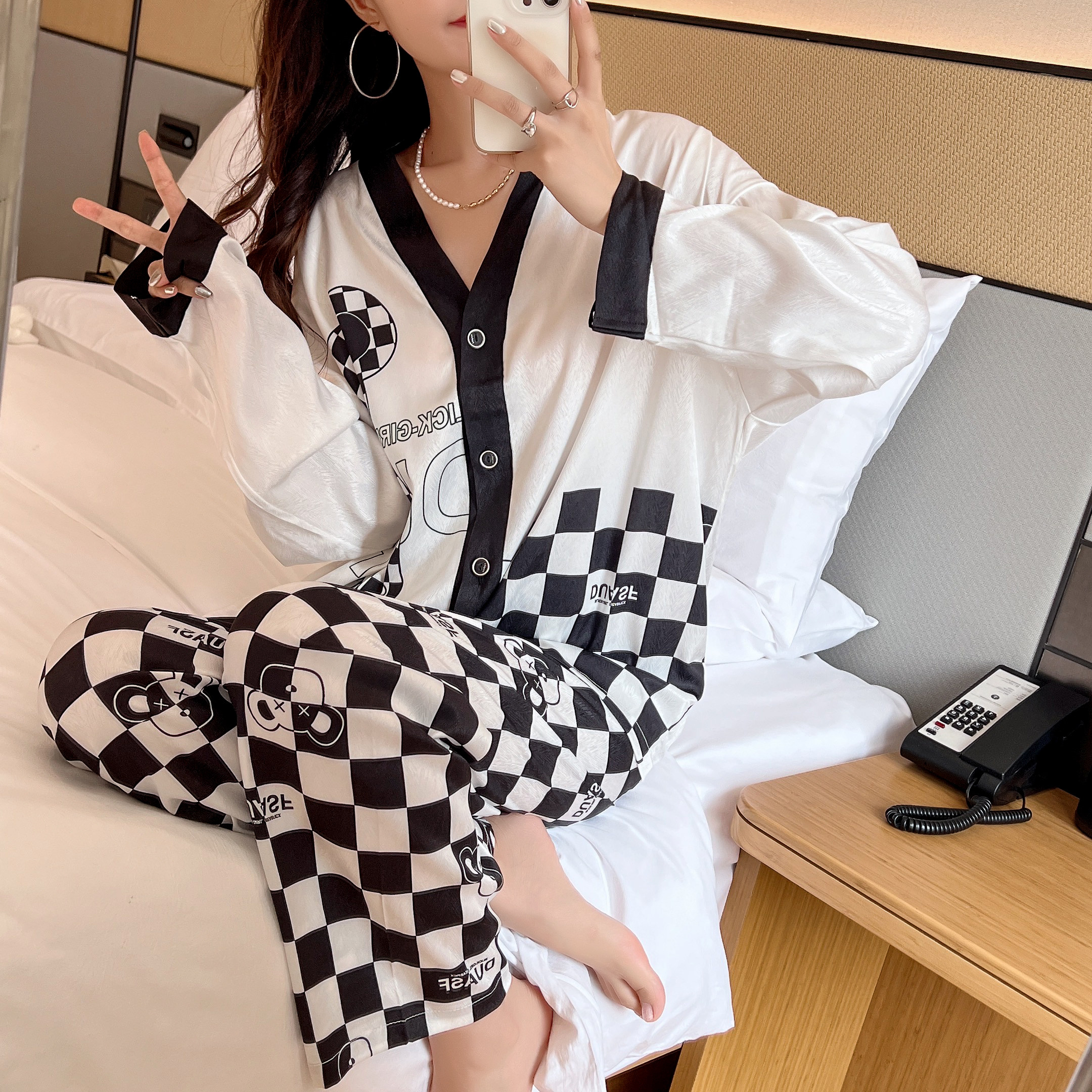 Women's clothing e-commerce shooting home clothes pajamas suit hotel selfie in the mirror style net red headless wind stall mouth picture shooting