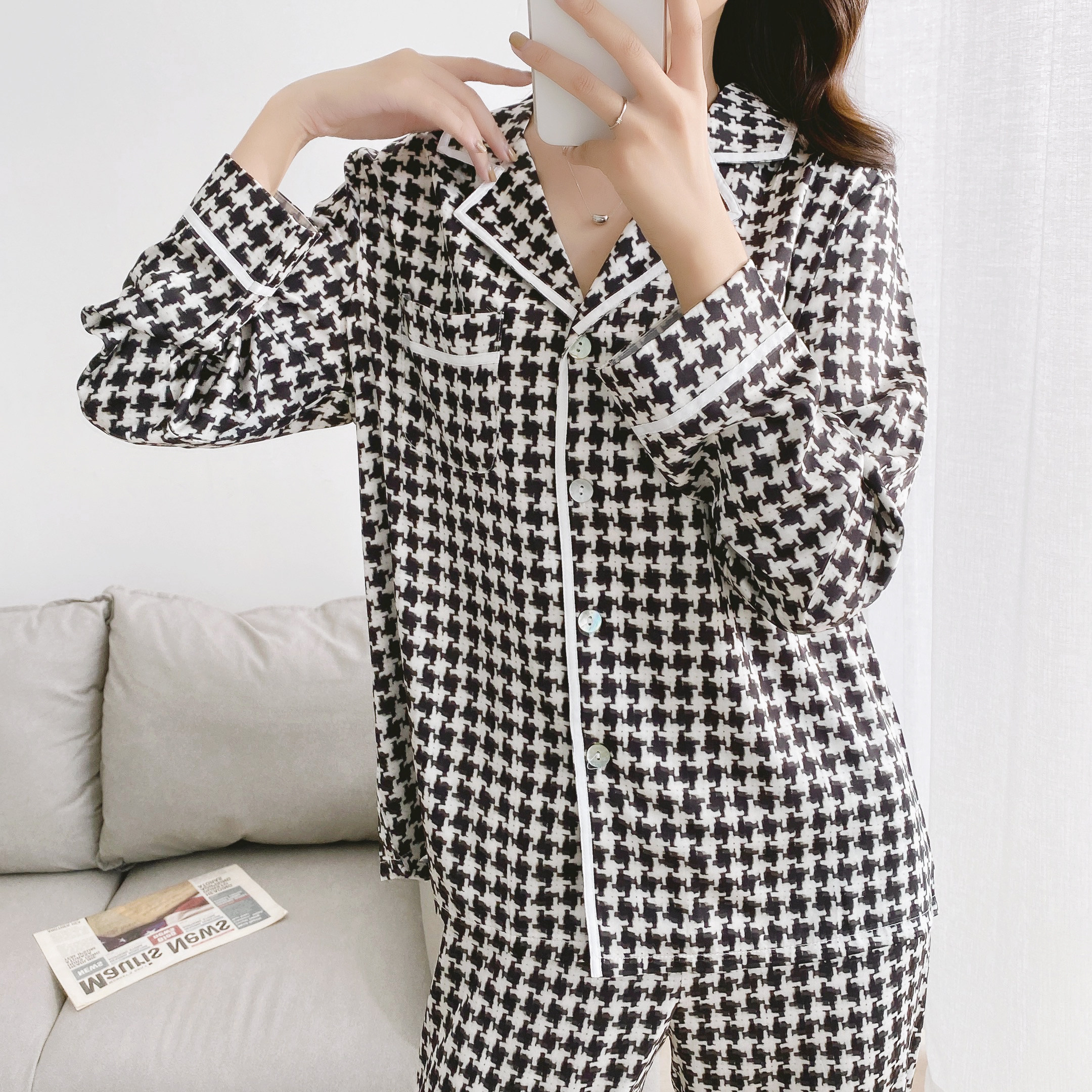 Taobao women's clothing shooting e-commerce photography Korean style ins pajamas home clothes mirror selfie style headless style