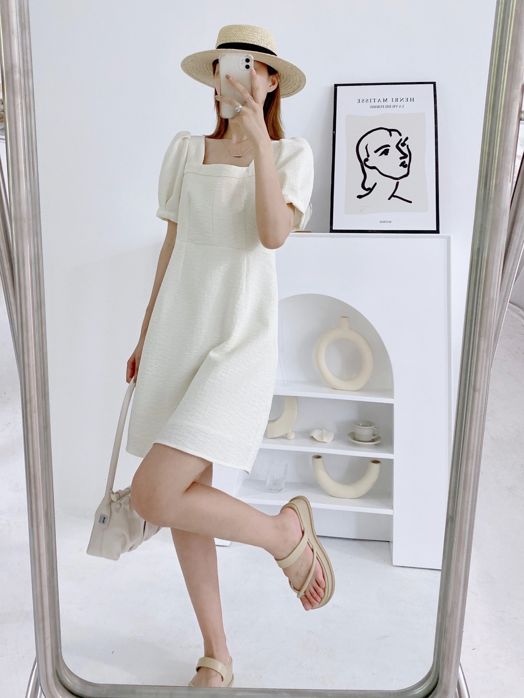 Taobao Korean style women's dress shooting in front of the mirror selfie headless style shopkeeper style net red style T-shirt photography model