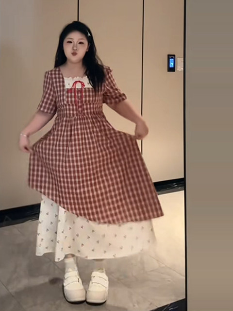 Large size age-reducing red plaid fake two-piece lace splicing floral skirt women's summer fat mm high-waist slim dress