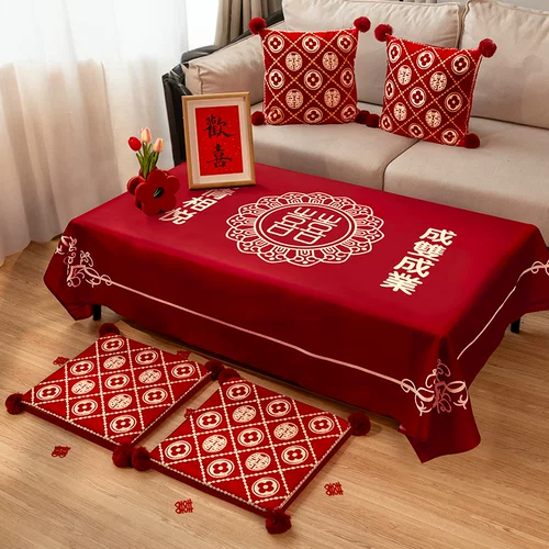 Журнальный столик, свадебная скатерть со счастливыми словами, красная прямоугольная композиция, гостиная, обеденный стол, праздничная атмосфера, украшение для помолвки