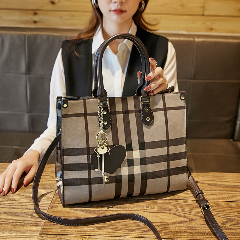 French ITCFASHONK counter light luxury women's bag 2022 new fashion one-shoulder hand-held messenger bag high-end sense