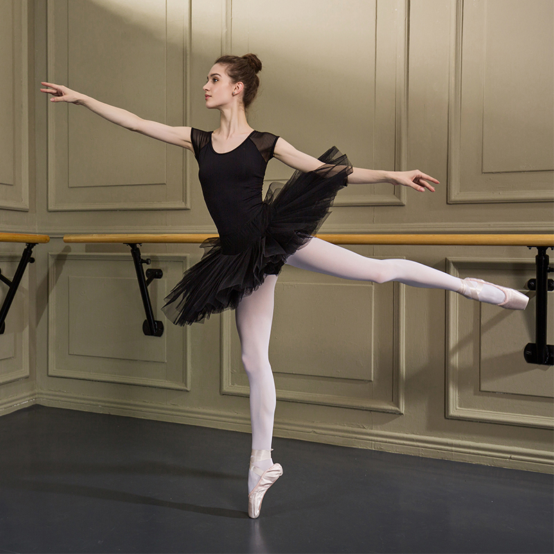 Балетный класс. Балетный выход 5. Лиззи авсаджанашвили балет. Танцовщица красиво тень. Балет эстетика.