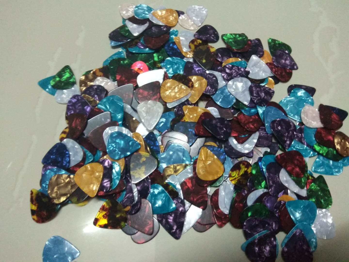 Guitar pick folk wood electric strumming decomposition soft pick box ukulele celluloid spring piece guitar accessories