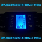 Cầm tay ông già hoài cổ cổ điển màn hình lớn với máy chơi trò chơi Tetris ngược sáng