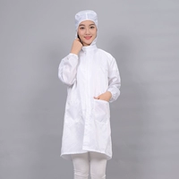 Белое пальто с капюшоном и обновленной застежкой-молнией с большими зубцами