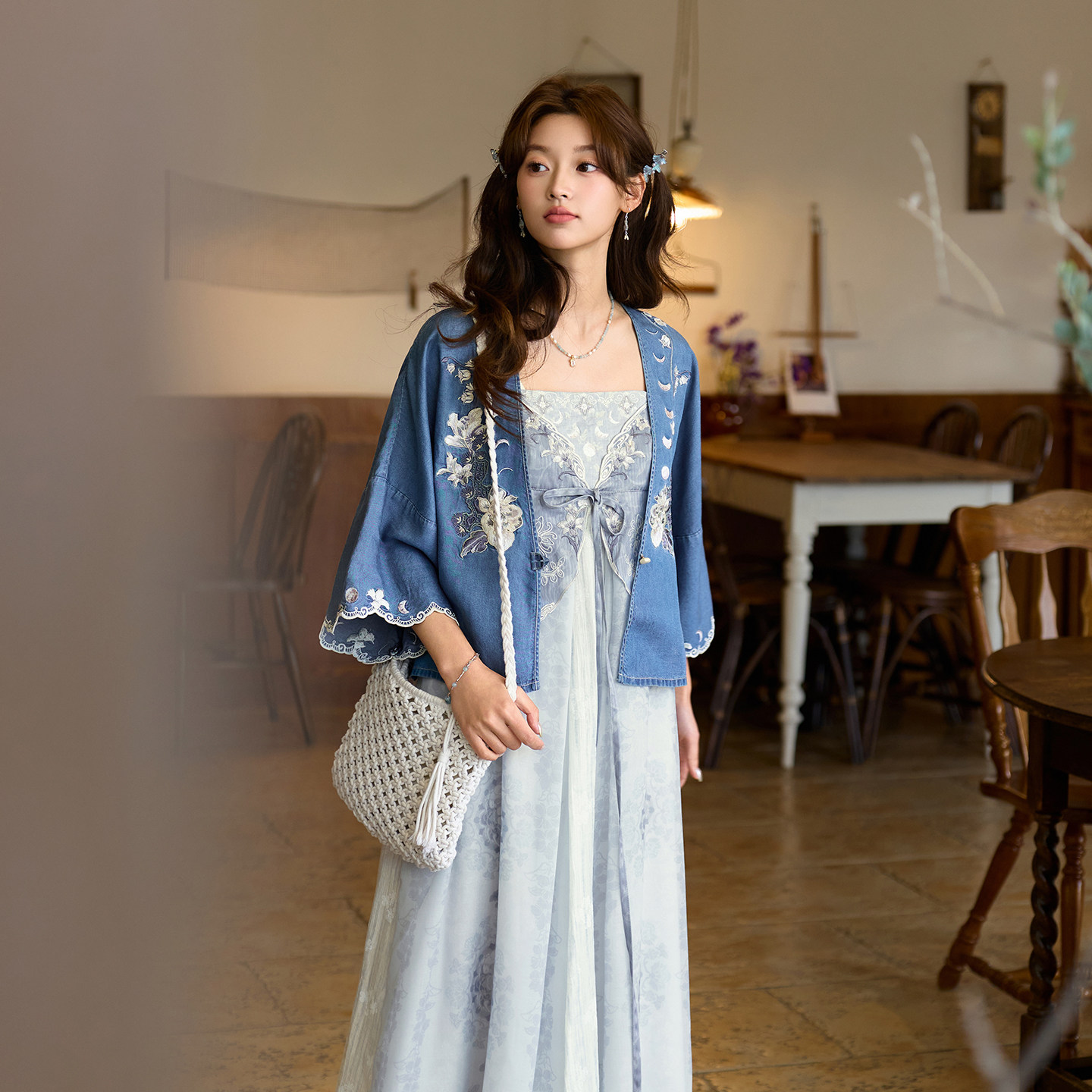 Thirteen Little Bean Sprouts [North Window Moon] ニットデニムトップスと刺繍入りサスペンダースカート、中国風漢服セット（女性用）